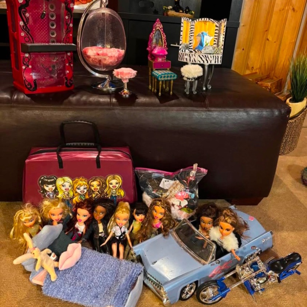 Bratz Dolls Clothes,Car,Motorcycle …plenty of clothes and accessories